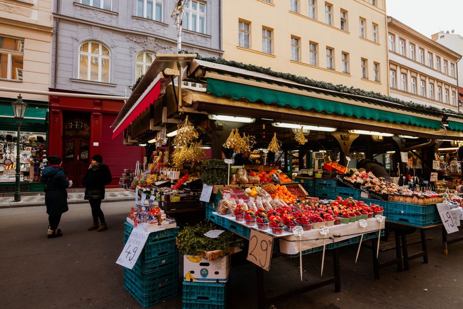 Прилавок з різнокольоровими свіжими продуктами